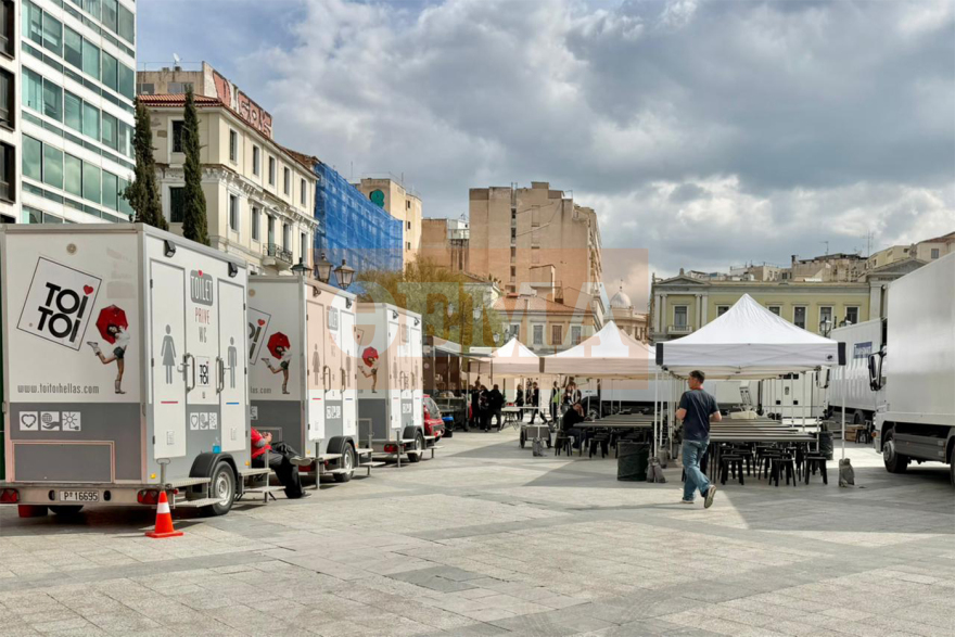 Στήνεται χολιγουντιανό στούντιο στην πλατεία Κοτζιά για τον Μπραντ Πιτ: Πού θα γίνουν τα γυρίσματα, δείτε βίντεο