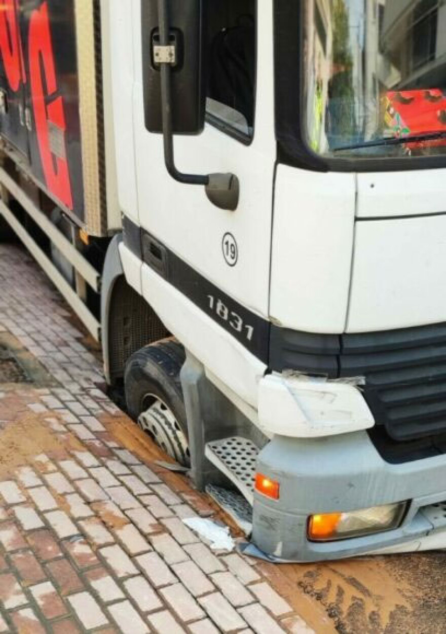 Υποχώρησε το οδόστρωμα και «βούλιαξε» φορτηγό στον Άγιο Δημήτριο, δείτε φωτογραφίες