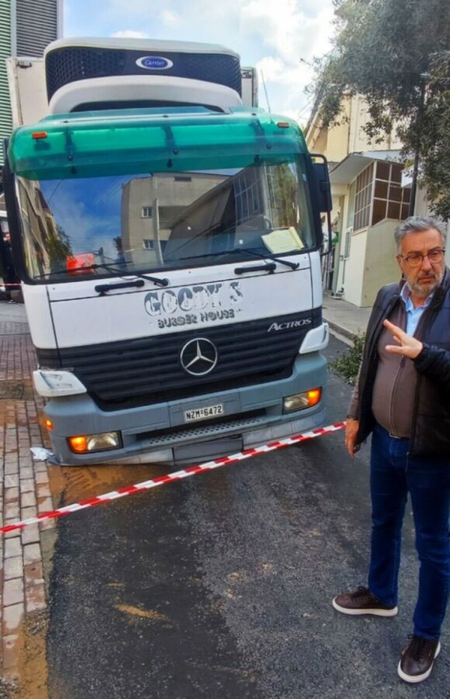 Υποχώρησε το οδόστρωμα και «βούλιαξε» φορτηγό στον Άγιο Δημήτριο, δείτε φωτογραφίες