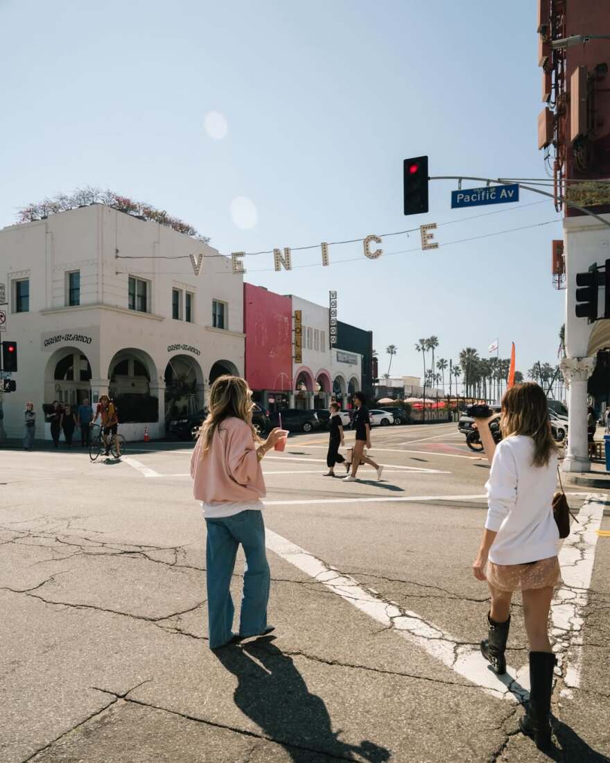 Ταξίδι στο Λος Άντζελες για την Κλέλια Ανδριολάτου και τη Βάσια Κωσταρά