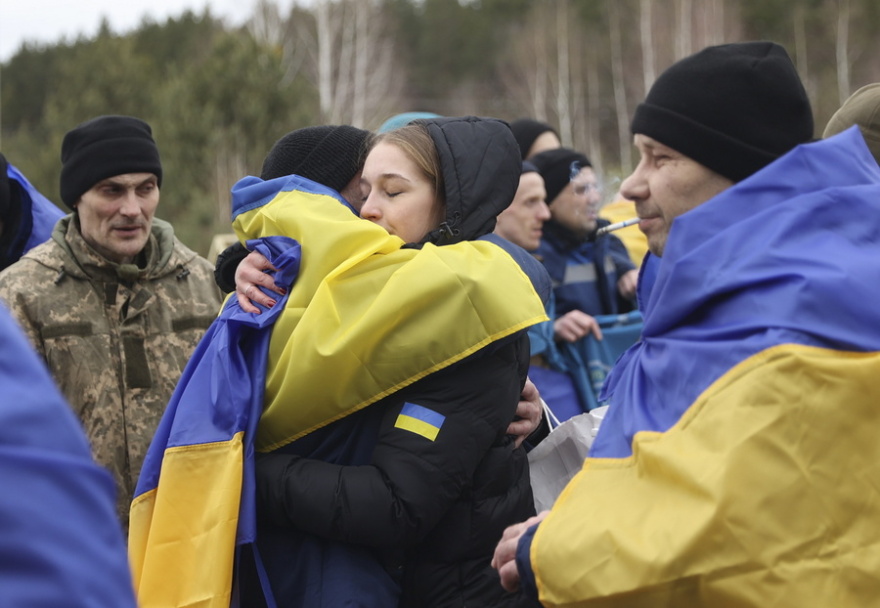 Κίεβο και Μόσχα αντάλλαξαν 300 αιχμαλώτους πολέμου, δείτε φωτογραφίες
