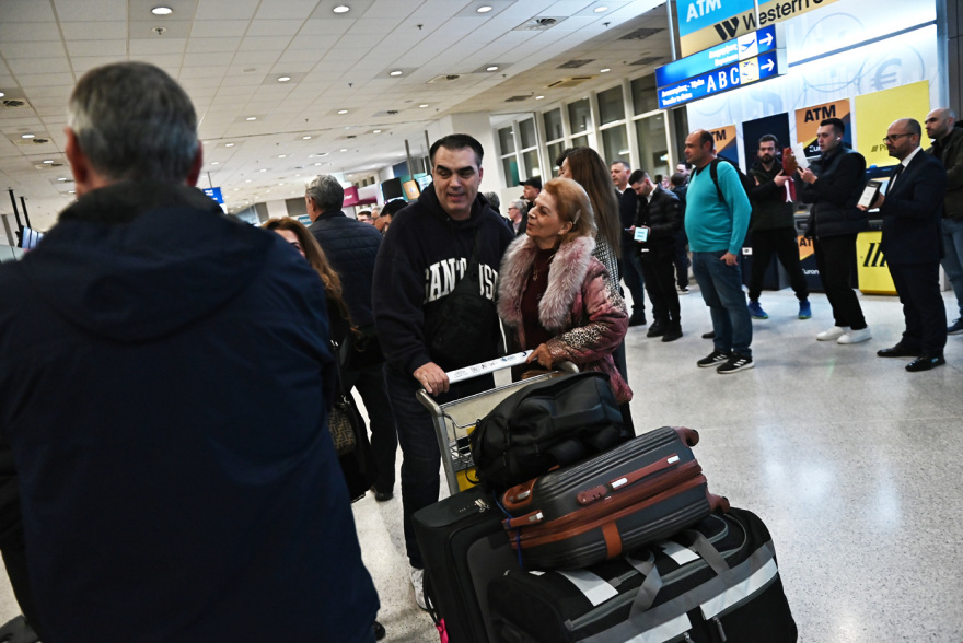 «Φοβηθήκαμε πολύ»: Στο Ελ. Βενιζέλος προσγειώθηκε νέα πτήση από το Ντουμπάι με Έλληνες που είχαν εγκλωβιστεί στο εμιράτο, βίντεο και φωτογραφίες