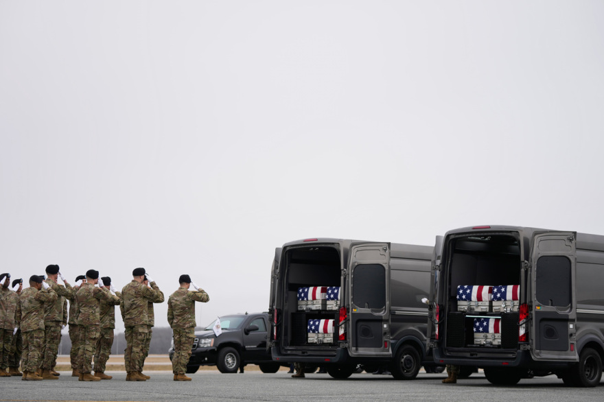 Ο Τραμπ υποδέχθηκε τις σορούς των Αμερικανών στρατιωτών που σκοτώθηκαν στη Μέση Ανατολή