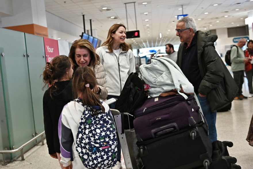 «Φοβηθήκαμε πολύ»: Στο Ελ. Βενιζέλος προσγειώθηκε νέα πτήση από το Ντουμπάι με Έλληνες που είχαν εγκλωβιστεί στο εμιράτο, βίντεο και φωτογραφίες