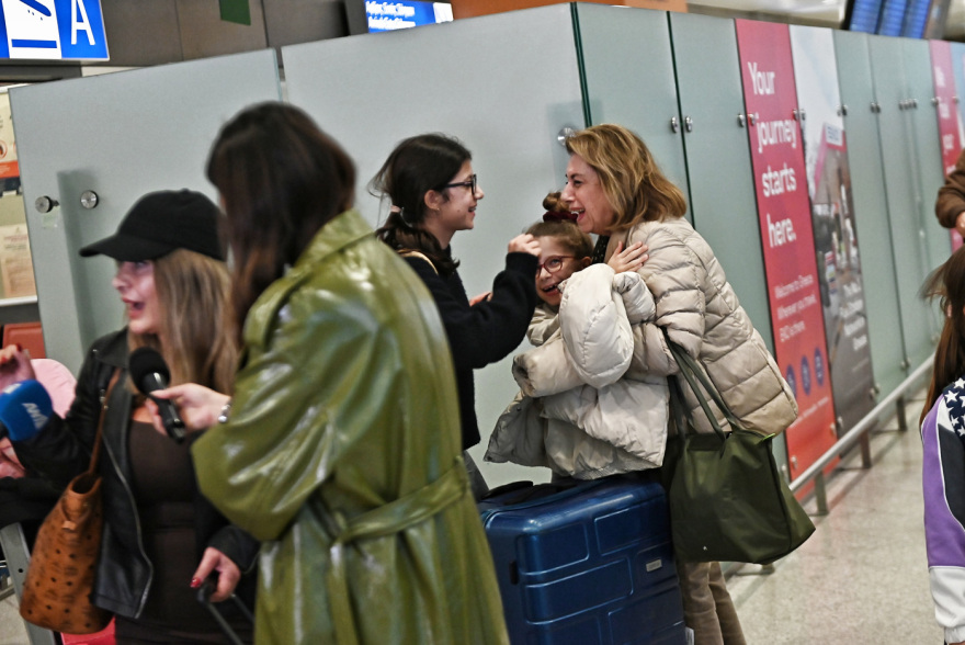 «Φοβηθήκαμε πολύ»: Στο Ελ. Βενιζέλος προσγειώθηκε νέα πτήση από το Ντουμπάι με Έλληνες που είχαν εγκλωβιστεί στο εμιράτο, βίντεο και φωτογραφίες