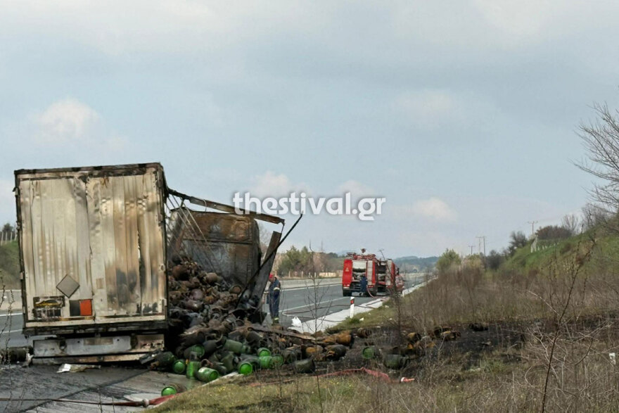 Φωτιά σε φορτηγό στην Εγνατία Οδό Θεσσαλονίκης - Σερρών στο ύψος της Ασσήρου