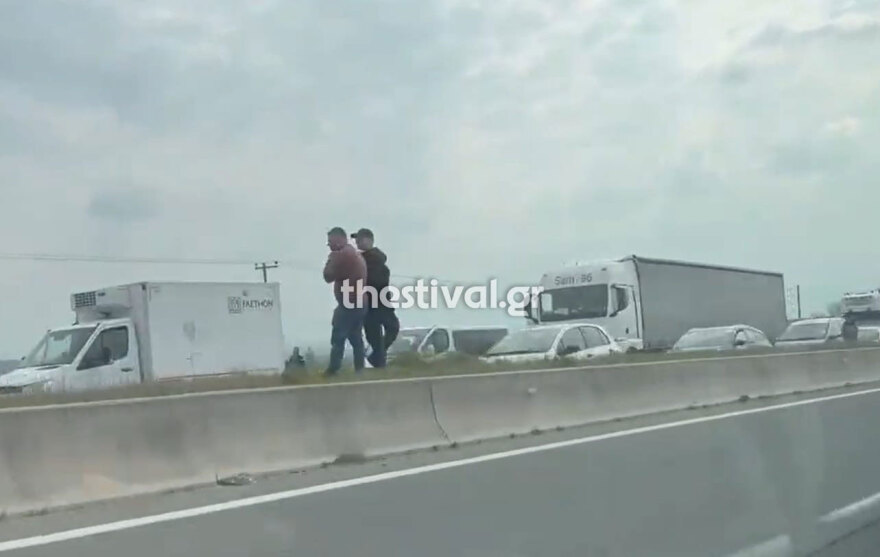 Φωτιά σε φορτηγό στην Εγνατία Οδό Θεσσαλονίκης - Σερρών στο ύψος της Ασσήρου