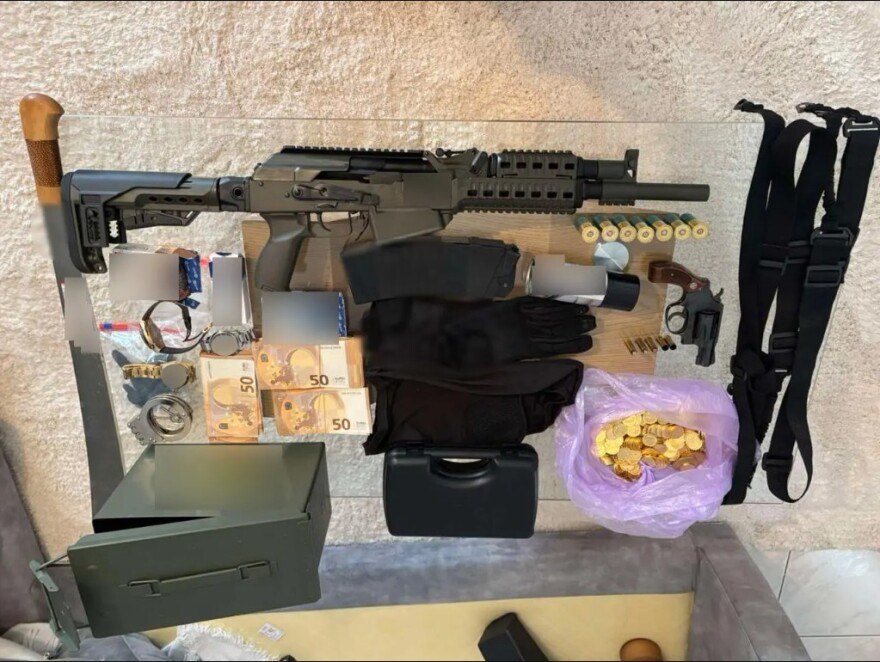 Απολογούνται σήμερα οι Ρομά με το ελικοδρόμιο, τις βίλες και τις χρυσές λίρες στη Λάρισα