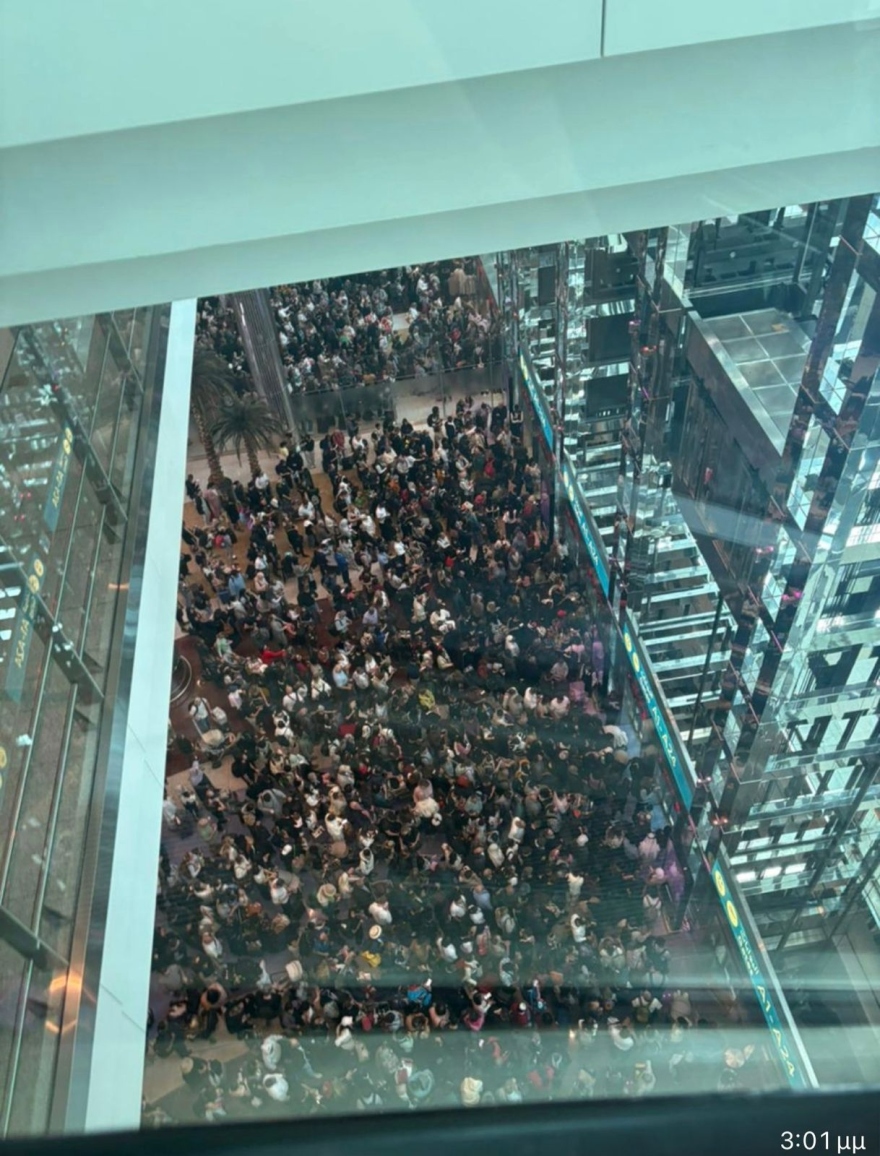 Κοσμοσυρροή στο αεροδρόμιο του Ντουμπάι: Χιλιάδες επιβάτες εγκλωβισμένοι μετά την αναστολή πτήσεων, δείτε βίντεο