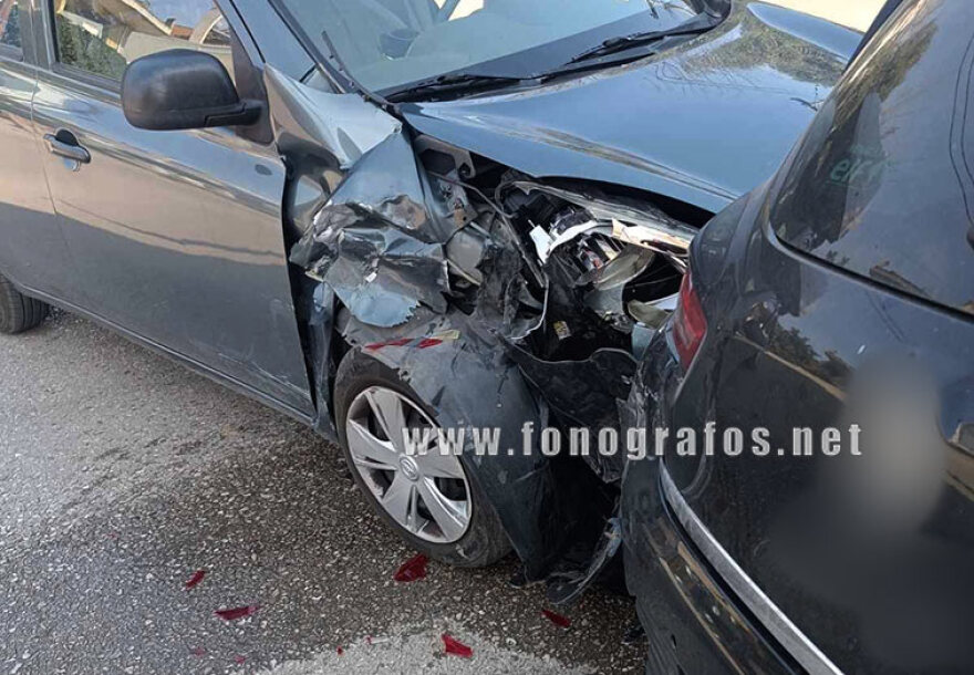 Τροχαίο στη Λαμία: Αυτοκίνητο εξετράπη της πορείας του και έπεσε σε σταθμευμένο ΙΧ, δείτε εικόνες