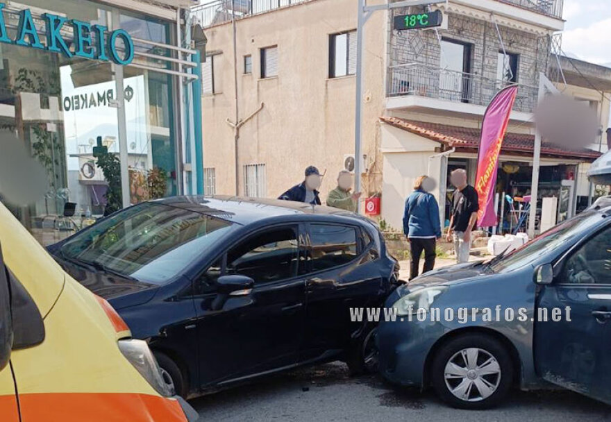 Τροχαίο στη Λαμία: Αυτοκίνητο εξετράπη της πορείας του και έπεσε σε σταθμευμένο ΙΧ, δείτε εικόνες