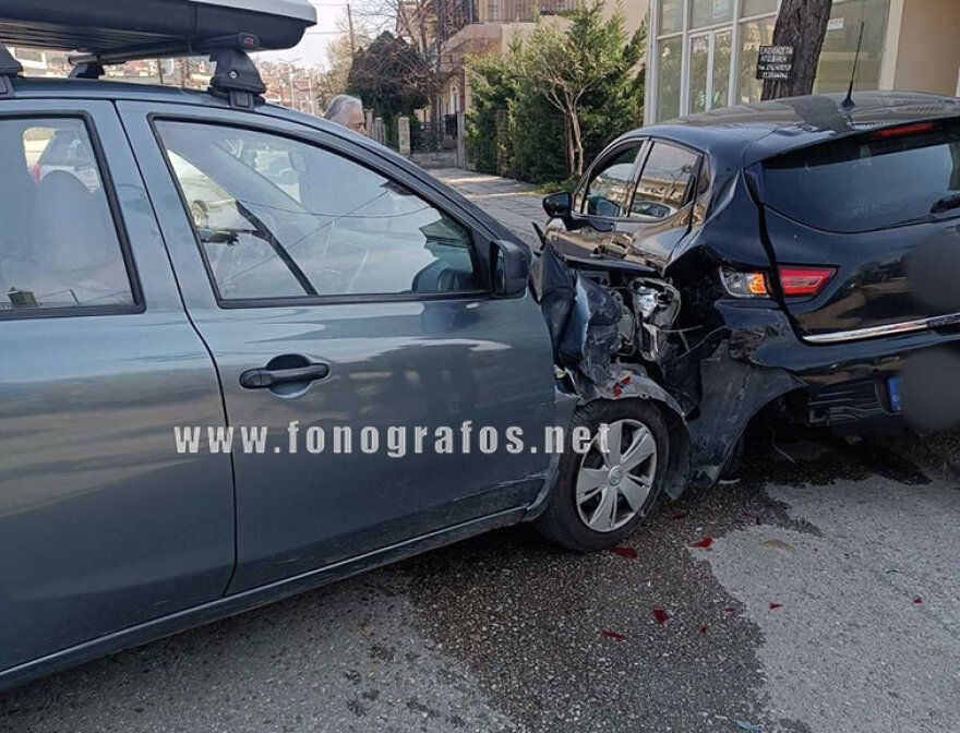 Τροχαίο στη Λαμία: Αυτοκίνητο εξετράπη της πορείας του και έπεσε σε σταθμευμένο ΙΧ, δείτε εικόνες