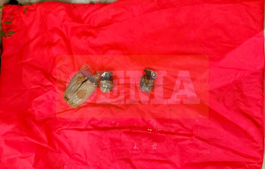 Μπαινόβγαινε στη φυλακή ο Σουδανός που απειλούσε να ανατιναχθεί στη ΓΑΔΑ: Είπε ότι βρήκε τις χειροβομβίδες σε τάπερ σε άλσος στην Ακρόπολη