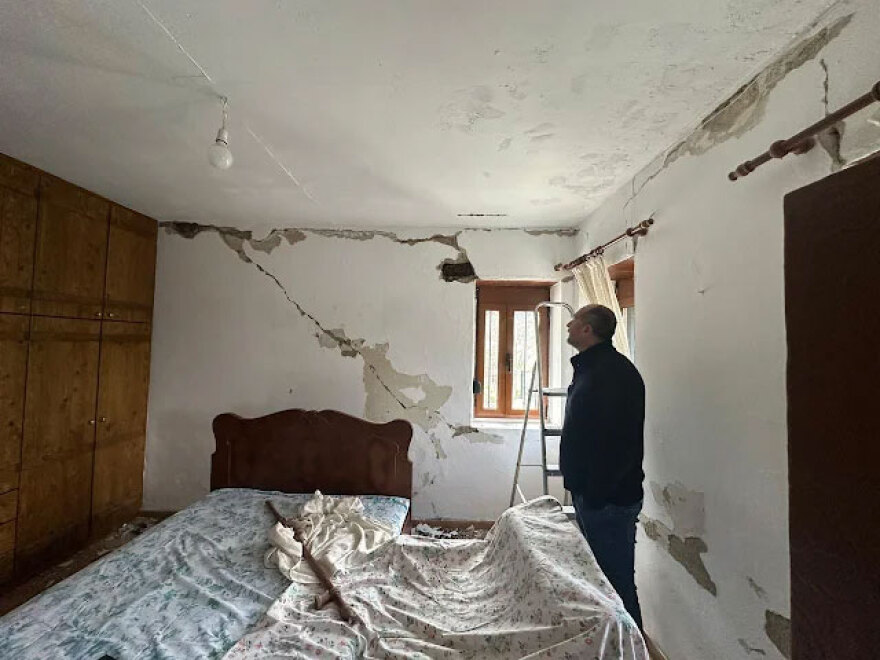 Ταρακουνήθηκαν τα Ιωάννινα από τα 5,3 Ρίχτερ, νέο βίντεο από τη στιγμή της δόνησης σε επιχείρηση - Ζημιές σε σπίτια στο Πολύδροσο Θεσπρωτίας