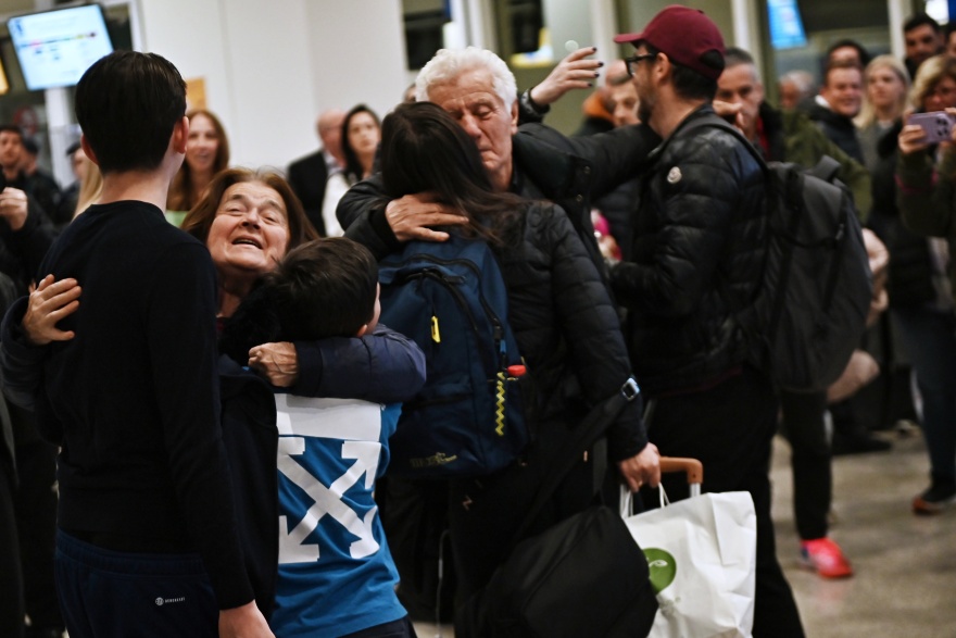 Προσγειώθηκε στο «Ελ. Βενιζέλος» η πτήση με τους 400 Έλληνες από το Ντουμπάι, βίντεο και φωτογραφίες