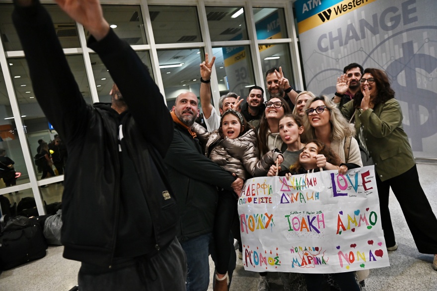 Προσγειώθηκε στο «Ελ. Βενιζέλος» η πτήση με τους 400 Έλληνες από το Ντουμπάι, βίντεο και φωτογραφίες