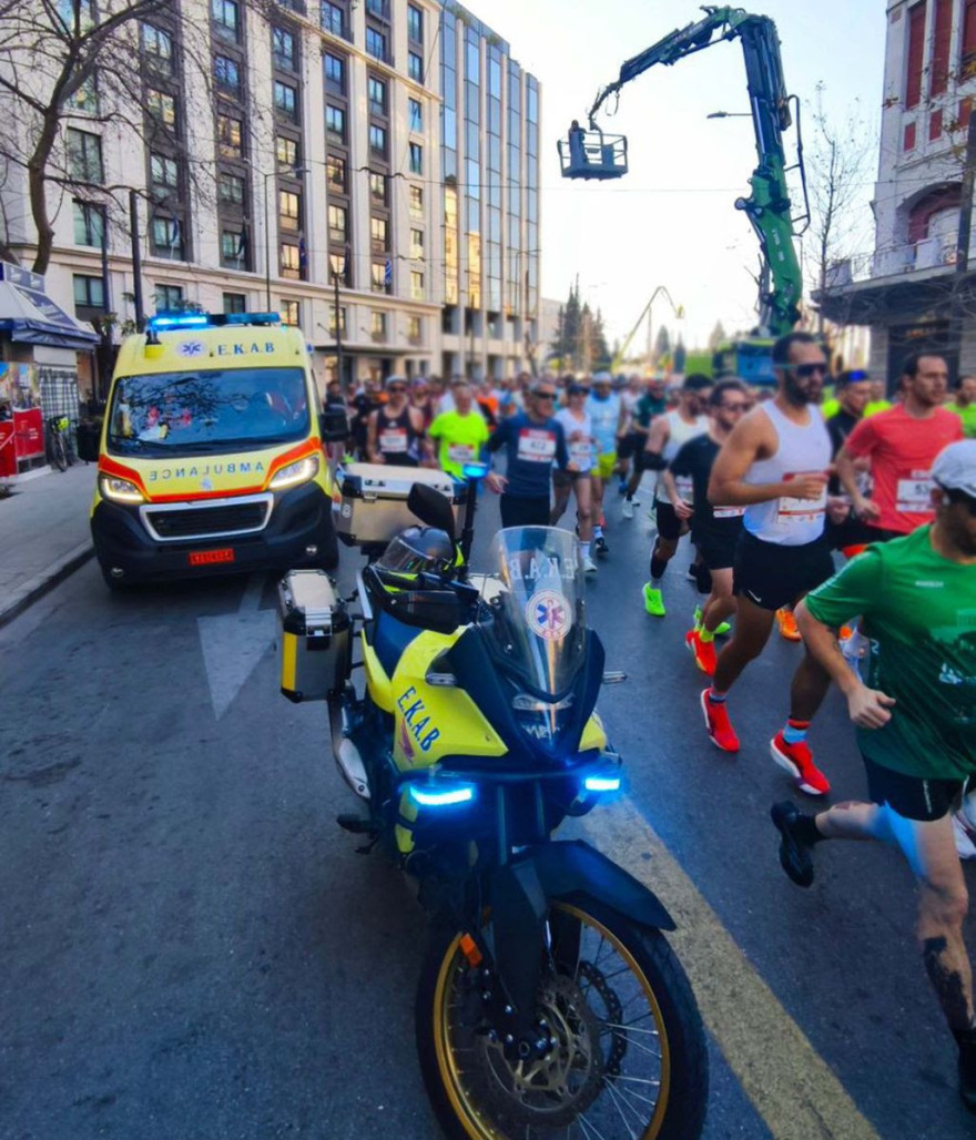 Με ισχυρή παρουσία του ΕΚΑΒ ο 14ος Ημιμαραθώνιος της Αθήνας: 72 περιστατικά αντιμετωπίστηκαν, 7 διακομιδές σε νοσοκομεία