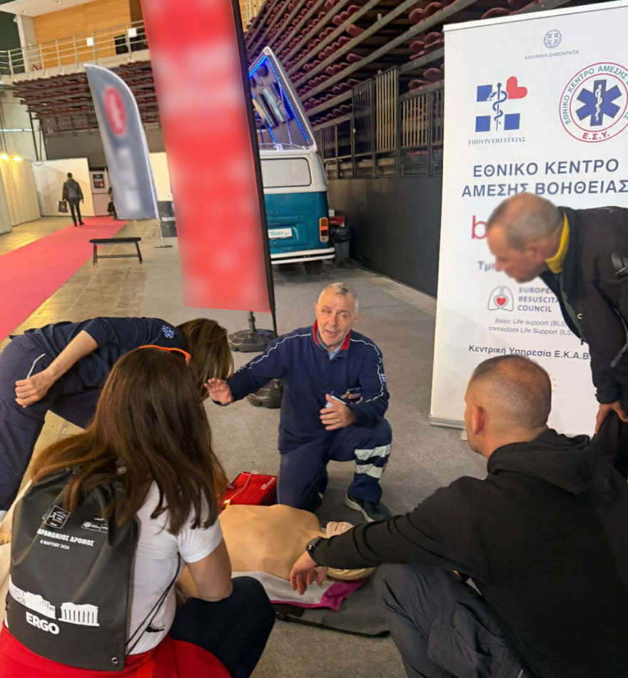 Με ισχυρή παρουσία του ΕΚΑΒ ο 14ος Ημιμαραθώνιος της Αθήνας: 72 περιστατικά αντιμετωπίστηκαν, 7 διακομιδές σε νοσοκομεία