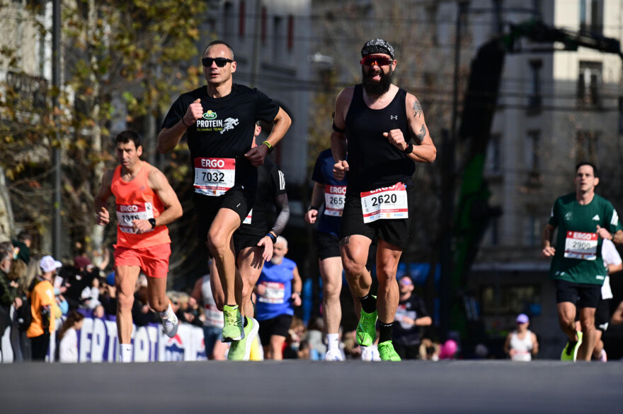 Διαγωνιζόμενος έτρεξε με μωρό στην αγκαλιά, άλλος μαζί με τον σκύλο του, δείτε όσα έγιναν στον Ημιμαραθώνιο της Αθήνας