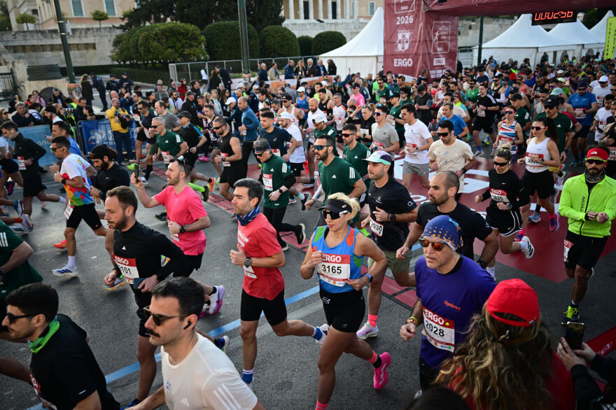 Διαγωνιζόμενος έτρεξε με μωρό στην αγκαλιά, άλλος μαζί με τον σκύλο του, δείτε όσα έγιναν στον Ημιμαραθώνιο της Αθήνας