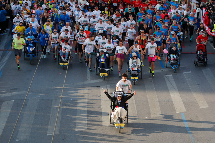 Διαγωνιζόμενος έτρεξε με μωρό στην αγκαλιά, άλλος μαζί με τον σκύλο του, δείτε όσα έγιναν στον Ημιμαραθώνιο της Αθήνας