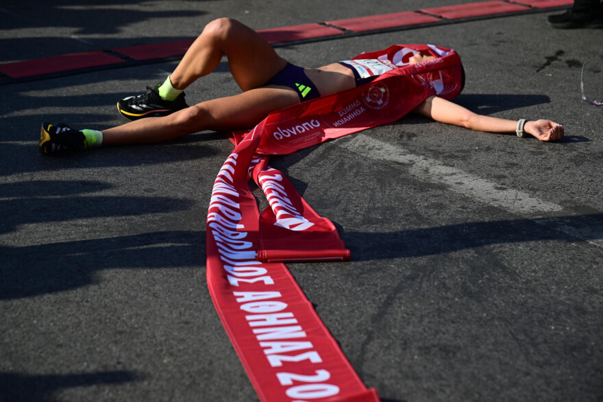 Διαγωνιζόμενος έτρεξε με μωρό στην αγκαλιά, άλλος μαζί με τον σκύλο του, δείτε όσα έγιναν στον Ημιμαραθώνιο της Αθήνας