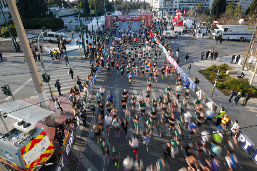 Διαγωνιζόμενος έτρεξε με μωρό στην αγκαλιά, άλλος μαζί με τον σκύλο του, δείτε όσα έγιναν στον Ημιμαραθώνιο της Αθήνας