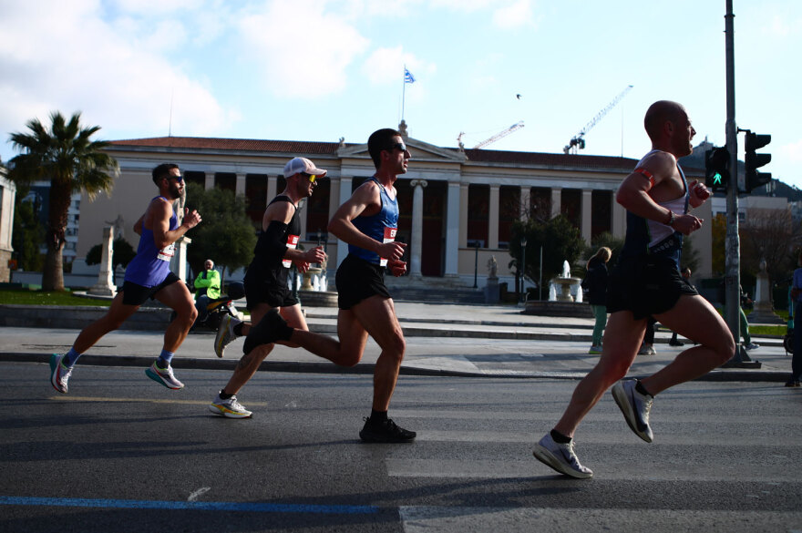 Διαγωνιζόμενος έτρεξε με μωρό στην αγκαλιά, άλλος μαζί με τον σκύλο του, δείτε όσα έγιναν στον Ημιμαραθώνιο της Αθήνας