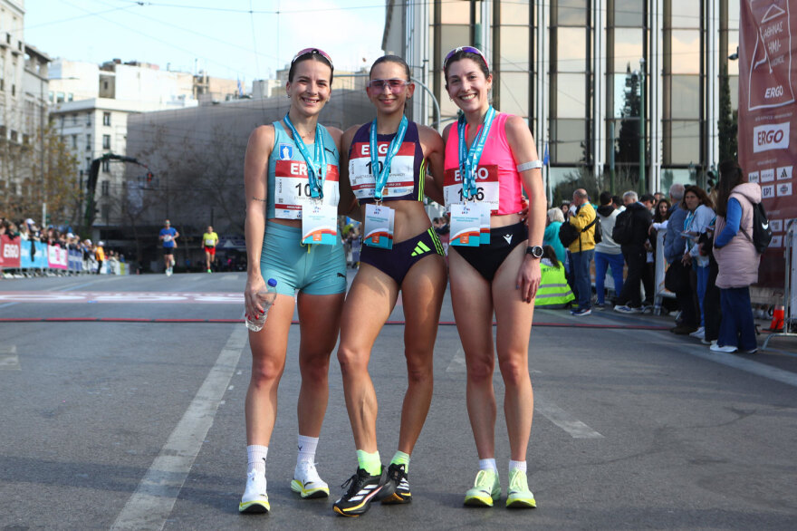 Διαγωνιζόμενος έτρεξε με μωρό στην αγκαλιά, άλλος μαζί με τον σκύλο του, δείτε όσα έγιναν στον Ημιμαραθώνιο της Αθήνας