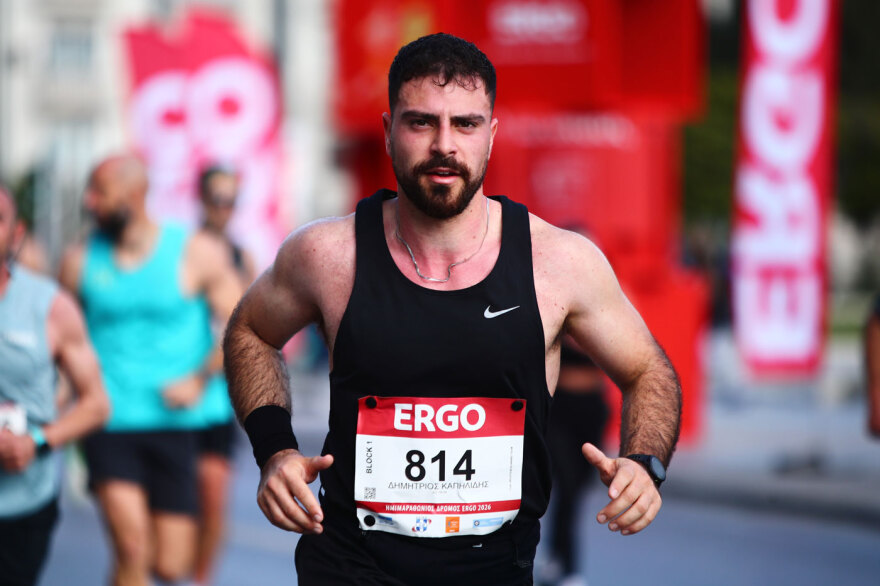 Διαγωνιζόμενος έτρεξε με μωρό στην αγκαλιά, άλλος μαζί με τον σκύλο του, δείτε όσα έγιναν στον Ημιμαραθώνιο της Αθήνας