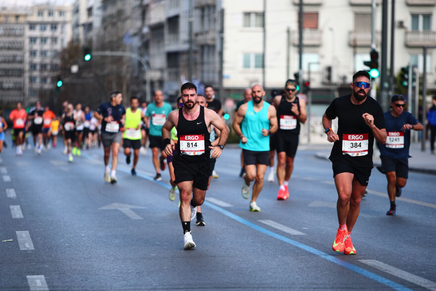 Διαγωνιζόμενος έτρεξε με μωρό στην αγκαλιά, άλλος μαζί με τον σκύλο του, δείτε όσα έγιναν στον Ημιμαραθώνιο της Αθήνας