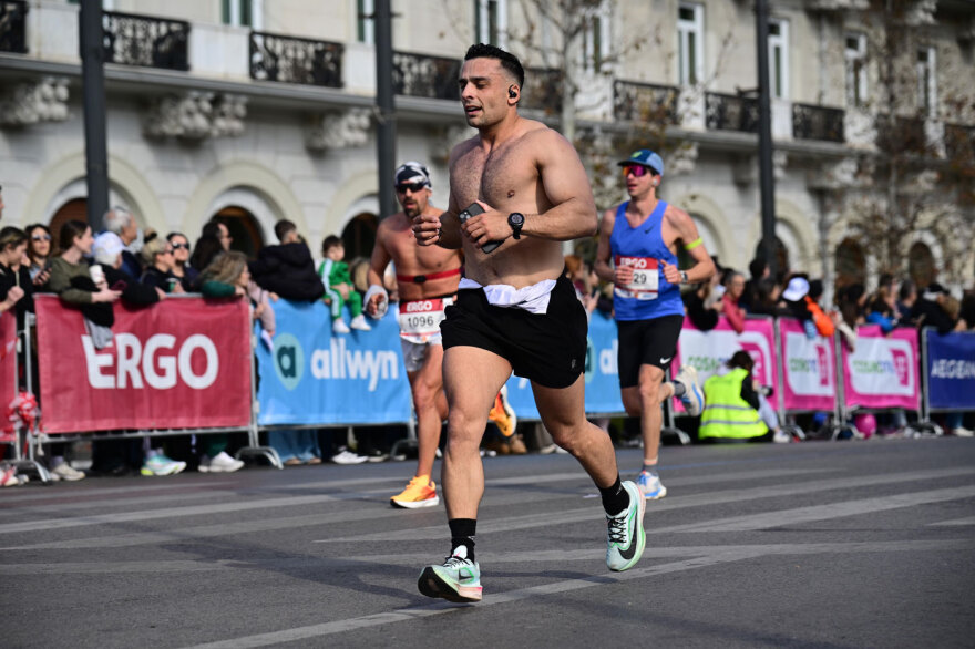 Διαγωνιζόμενος έτρεξε με μωρό στην αγκαλιά, άλλος μαζί με τον σκύλο του, δείτε όσα έγιναν στον Ημιμαραθώνιο της Αθήνας