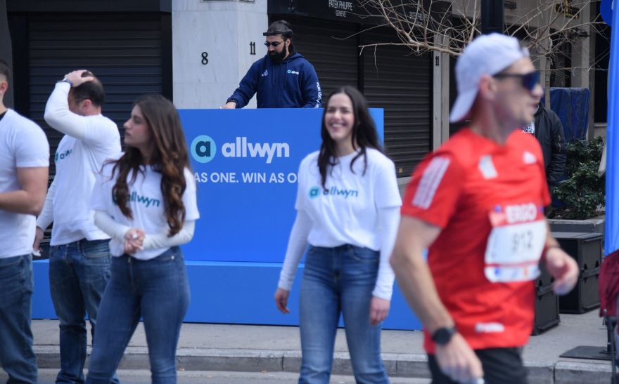 Περισσότεροι από 30.000 δρομείς έτρεξαν σαν ένα στον Ημιμαραθώνιο της Αθήνας