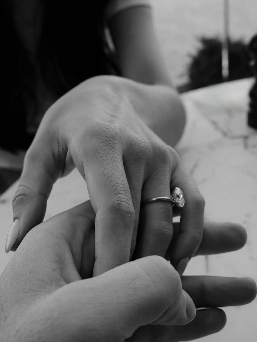 Τhylane Blondeau: Το «πιο όμορφο κορίτσι στον κόσμο» αρραβωνιάστηκε στην Ελλάδα