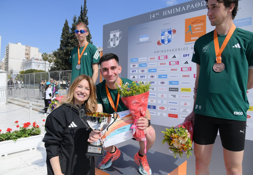 Περισσότεροι από 30.000 δρομείς έτρεξαν σαν ένα στον Ημιμαραθώνιο της Αθήνας