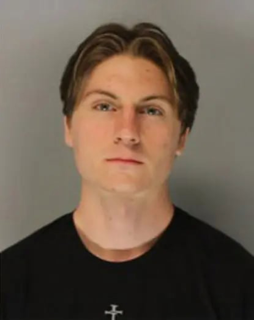 Να αποσυρθούν οι κατηγορίες κατά μαθητών για να αποφευχθεί μια άλλη τραγωδία, ζητά η σύζυγος του εκπαιδευτικού που σκοτώθηκε σε φάρσα στις ΗΠΑ