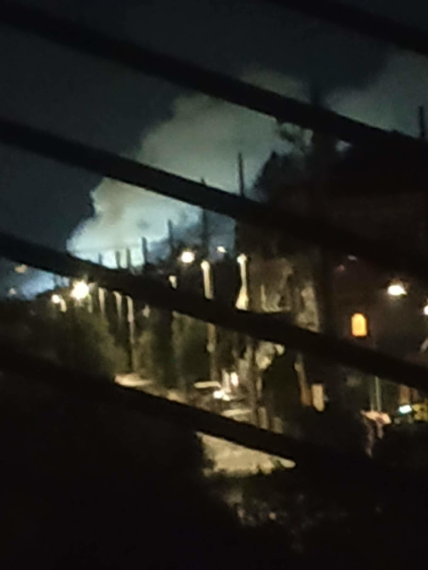 Φωτιά σε κοντέινερ στο κέντρο κράτησης στην Αμυγδαλέζα, δείτε φωτογραφίες 
