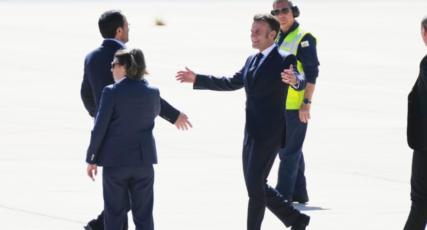 «Η αγκαλιά που ντρόπιασε τον Στάρμερ»: Τι γράφουν οι Άγγλοι για την επίσκεψη Μακρόν στην Κύπρο