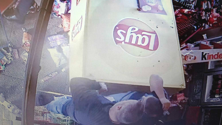  «Το περίπτερο δεν θα το ξανανοίξω»: Ντοκουμέντο από την επίθεση των Ρομά στη Γαστούνη, σίδερο καρφώθηκε σε σταντ που κρύβονταν πατέρας και γιος