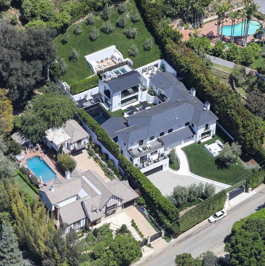 Το χρονικό της επίθεσης στο σπίτι της Ριάνα στο Μπέβερλι Χιλς: Η άγνωστη γυναίκα, το κίνητρο και οι πυροβολισμοί