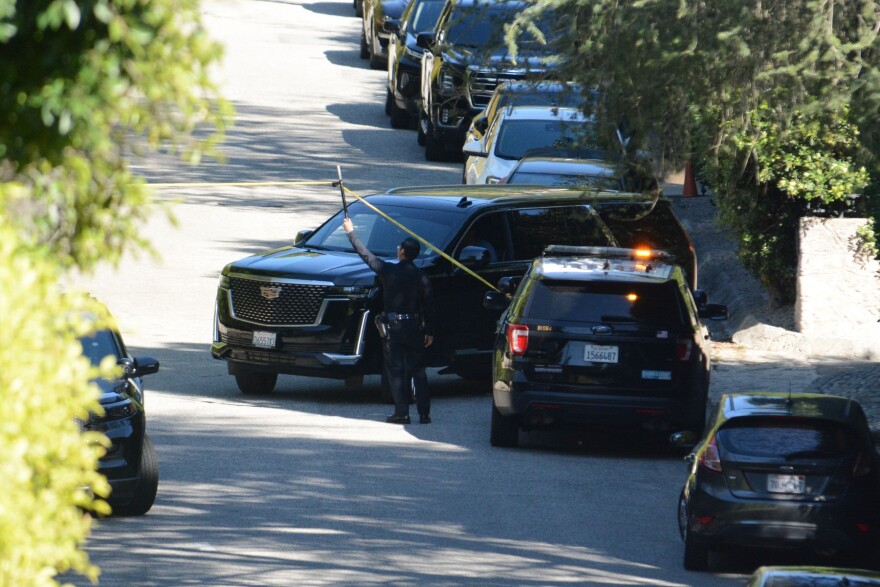 Το χρονικό της επίθεσης στο σπίτι της Ριάνα στο Μπέβερλι Χιλς: Η άγνωστη γυναίκα, το κίνητρο και οι πυροβολισμοί