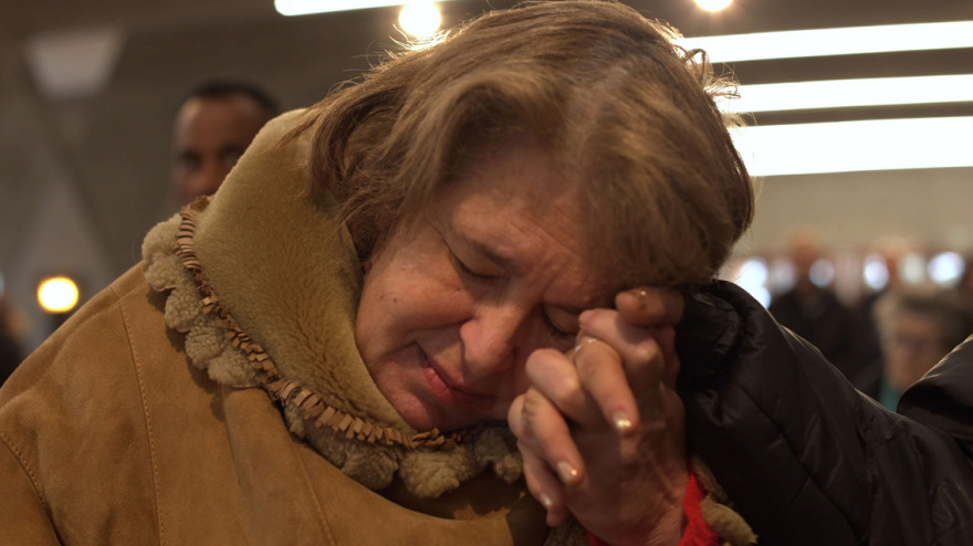 Η ιστορία της Άλμπα: Γεννήθηκε σε αίρεση, η μητέρα της αναγκάστηκε να γίνει «πόρνη του θεού»