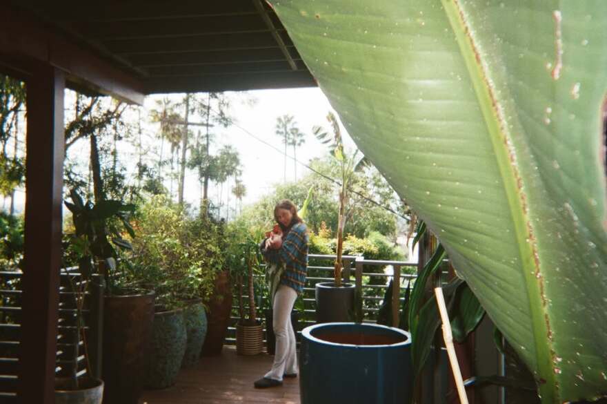 Ο Τσαρλς Μέλτον του «Riverdale» έγινε πατέρας για πρώτη φορά