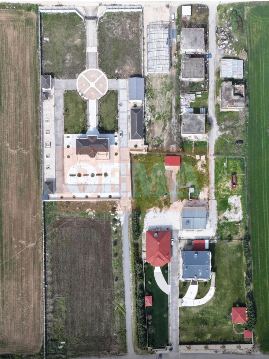 Οικογένεια Ρομά που εμπλέκεται στην απάτη με τις χρυσές λίρες είχε μέχρι και ελικοδρόμιο στη βίλα της, δείτε εικόνες