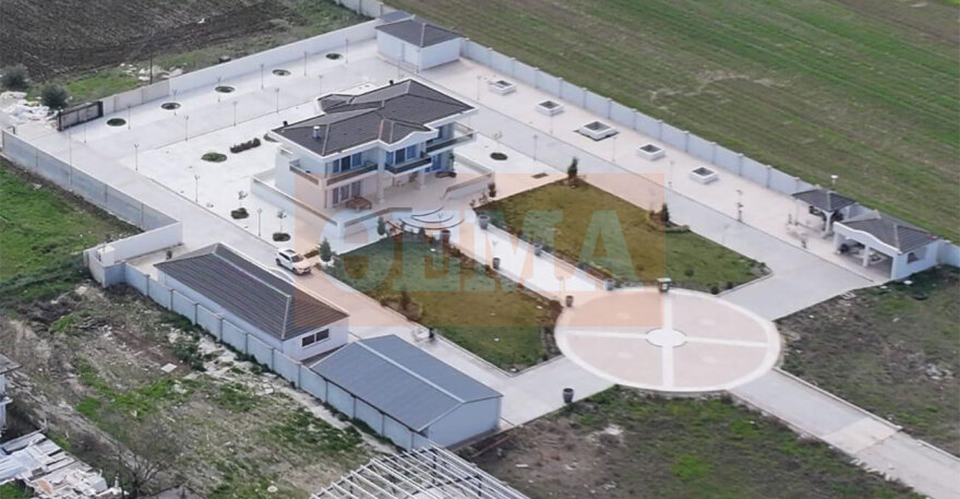 Οικογένεια Ρομά που εμπλέκεται στην απάτη με τις χρυσές λίρες είχε μέχρι και ελικοδρόμιο στη βίλα της, δείτε εικόνες