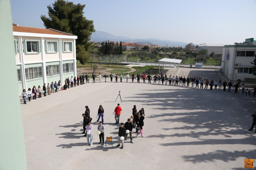 «Μπαίνω στη θέση του άλλου και λέω όχι στη βία και τον εκφοβισμό», είπαν οι μαθητές του γυμνασίου και του δημοτικού σχολείου Ισθμίας 
