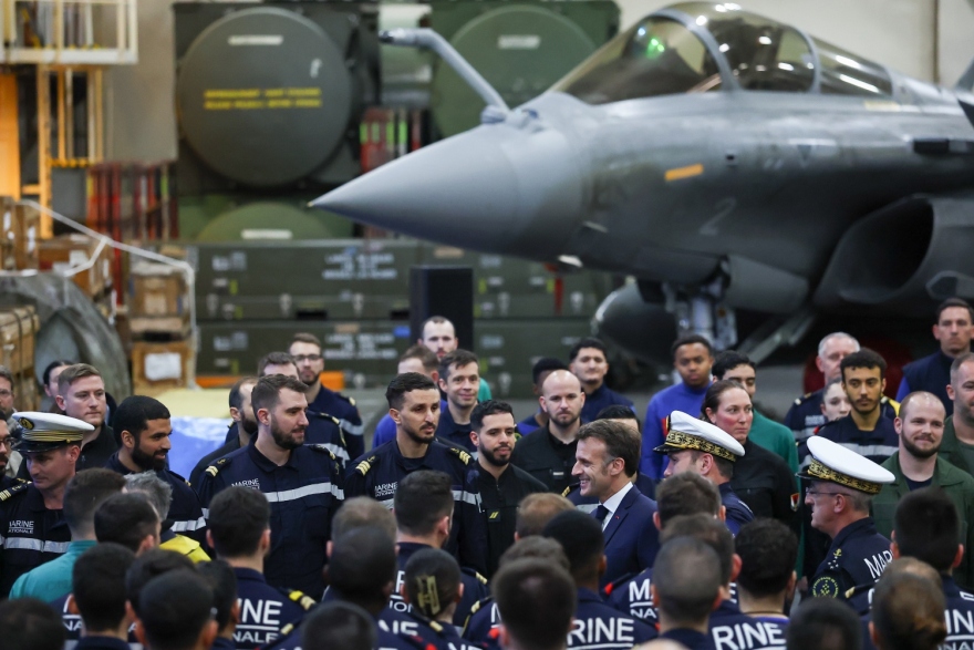 Δείτε βίντεο: Ο Εμανουέλ Μακρόν έψαλε τη «Μασσαλιώτιδα» μαζί με Γάλλους ναύτες στο «Charles de Gaulle»