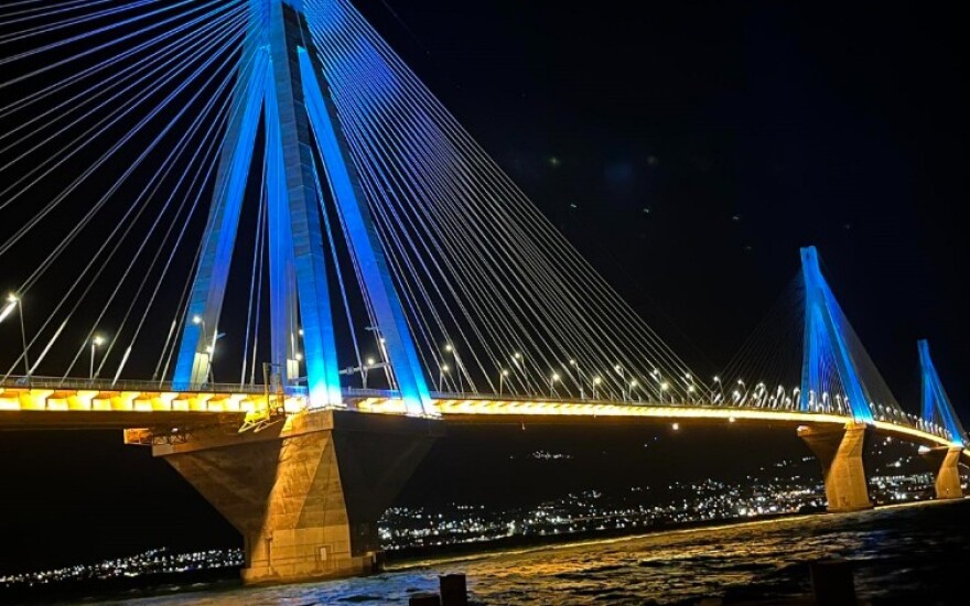 Φωταγωγήθηκε η γέφυρα Ρίου Αντιρρίου για τα 100 χρόνια του Παναιτωλικού, δείτε βίντεο