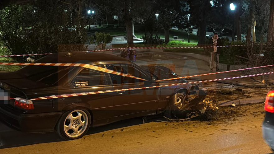 Τραγωδία στη Θεσσαλονίκη: 27χρονος οδηγός έχασε τον έλεγχο του ΙΧ, «σκαρφάλωσε» σε πεζοδρόμιο και σκότωσε 25χρονο