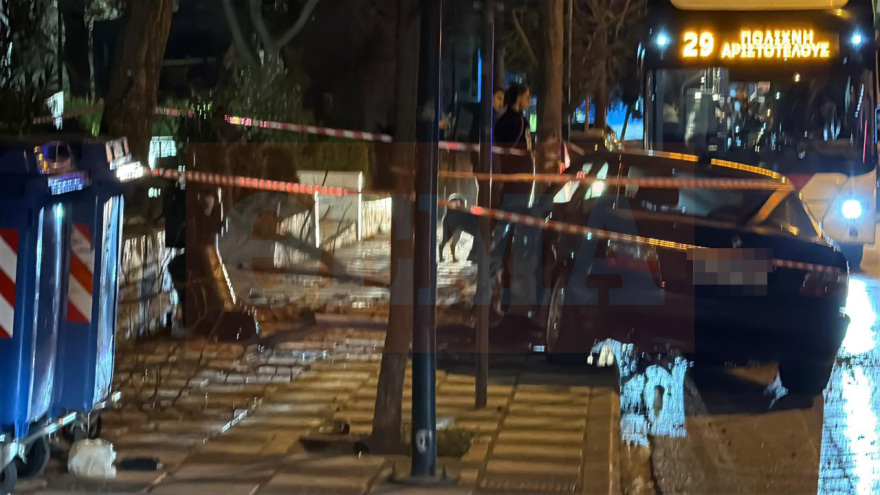 Τραγωδία στη Θεσσαλονίκη: 27χρονος οδηγός έχασε τον έλεγχο του ΙΧ, «σκαρφάλωσε» σε πεζοδρόμιο και σκότωσε 25χρονο